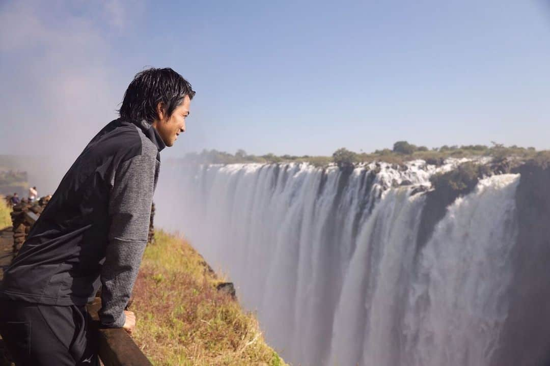 中町公祐のインスタグラム：「・ 素晴らしきかな、ザンビア紹介シリーズ！！ ・ ・ ザンビアで最も有名であろう観光地リビングストン。 そこにある名所ヴィクトリアの滝。 世界三大瀑布の１つに数えられてる『Victoria Falls』 ナイアガラの滝とかは聞いたことあるかな？ デビルプールなんていう滝の真横で入れる窪み(プール)なんていうのもあったりして。 時期によっては水がちょろちょろしか流れてないみたいなんだけど、自分が行った時は最高の時期！ やっぱりね、こういうのは何事も体験しないと！！ 実体験に勝るもの無し！ 『ヴィクトリアの滝行ったことあるんだよね〜』 これ言えちゃうのなかなかじゃない？（笑） 皆さん、ザンビア旅行検討を！ ・ ・ #zambia #africa #livingstone #victoriafalls #ヴィクトリアの滝 #つまらない言葉ですが #感動します #その後はサッカーの試合観ちゃったりして #滝時々football」