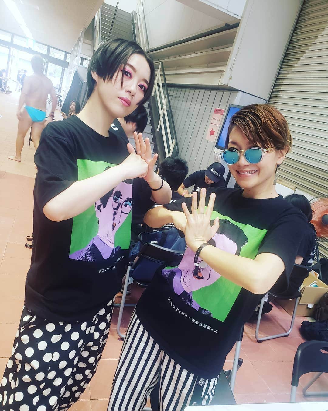 服部ひで子のインスタグラム：「可愛いお写真載せておきます❤💛❤💛❤💛❤💛❤ #吉本新喜劇ィズ #ボーカル #マキ #吉本新喜劇 #宇都宮まき  #ベース #フク #チャットモンチー済 #福岡晃子  #チャーリー浜 Tシャツ👕 #コヤブソニック2019 #コヤブソニック #コヤソニ  可愛すぎるお二人✨  吉本新喜劇ィズのインスタもあります。フォローしてくださいね🌈 👑アカウント👑 yoshimoto_shinkigeki_is」