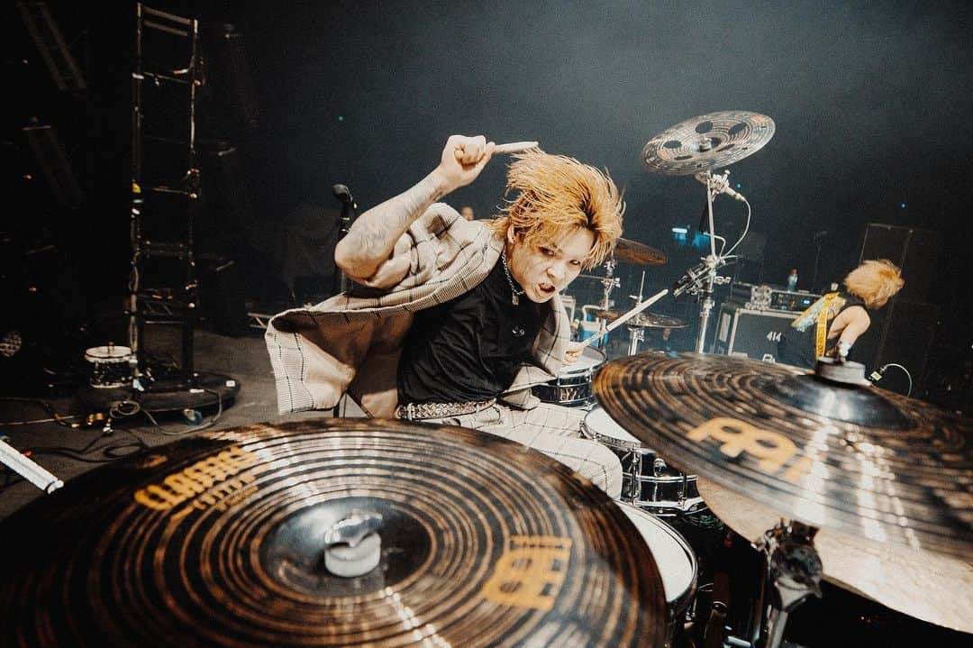 Tatsuya Amanoのインスタグラム：「It was such a great Austrarian tour🇦🇺﻿ with @theamityaffliction  @underoathband  and @pagancult  Thank you for having us!﻿ ﻿ We gonna do headline tour next year so, see you guys sooon🤘🏻 ﻿ Photo by @noroominframe」