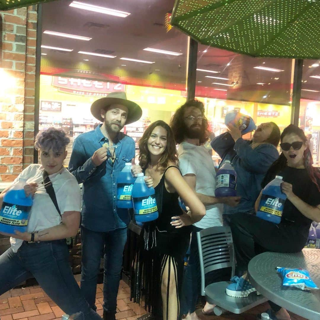 ローラ・カークさんのインスタグラム写真 - (ローラ・カークInstagram)「Wow Richmond that was very very fun thank you! Come see this gaggle of freaks in Columbus tonight @aceofcupsbar! Doors at 7, the mystical @odettahartman at 8, me at 9! 🍄❤️」9月18日 0時28分 - lolakirke