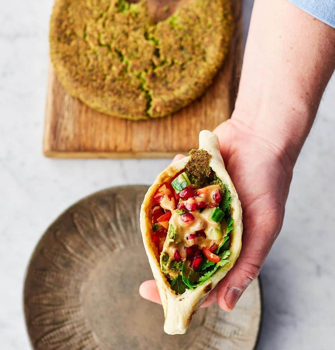 ジェイミー・オリヴァーさんのインスタグラム写真 - (ジェイミー・オリヴァーInstagram)「Roasted falafel pitta pockets. Now that's a mega #veggie packed lunch! The falafel is a gorgeous mix of chickpeas, garlic, spices, herbs and peas. And it's an easy build process to get something this delicious, look 👉👉👉 p190 in #JamiesVeg. Or Amazon link in my bio if you’ve not got the book. Go on, cook it up tonight and enjoy at work tomorrow!」9月18日 0時30分 - jamieoliver