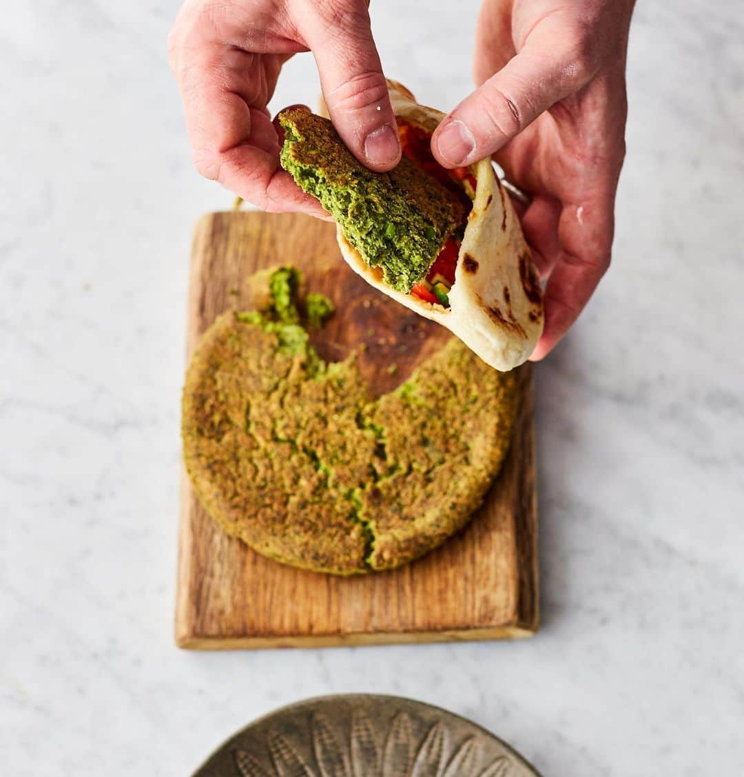 ジェイミー・オリヴァーさんのインスタグラム写真 - (ジェイミー・オリヴァーInstagram)「Roasted falafel pitta pockets. Now that's a mega #veggie packed lunch! The falafel is a gorgeous mix of chickpeas, garlic, spices, herbs and peas. And it's an easy build process to get something this delicious, look 👉👉👉 p190 in #JamiesVeg. Or Amazon link in my bio if you’ve not got the book. Go on, cook it up tonight and enjoy at work tomorrow!」9月18日 0時30分 - jamieoliver