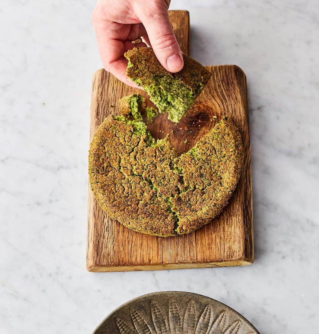 ジェイミー・オリヴァーさんのインスタグラム写真 - (ジェイミー・オリヴァーInstagram)「Roasted falafel pitta pockets. Now that's a mega #veggie packed lunch! The falafel is a gorgeous mix of chickpeas, garlic, spices, herbs and peas. And it's an easy build process to get something this delicious, look 👉👉👉 p190 in #JamiesVeg. Or Amazon link in my bio if you’ve not got the book. Go on, cook it up tonight and enjoy at work tomorrow!」9月18日 0時30分 - jamieoliver