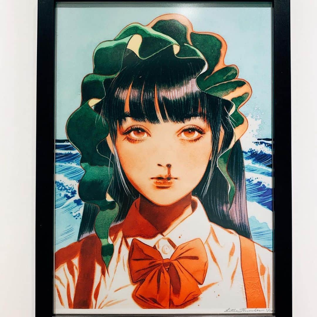 門小雷さんのインスタグラム写真 - (門小雷Instagram)「Fine Art Print on Hahnemühule Fine Art Paper。  此為複製原畫，400年不褪色，還原度極高，細膩呈現原畫筆觸。  三款《藻與浪與無限》複製原畫，付有親筆簽名、壓印及手寫編號，每幅限量十幅。 （早前帶到台北展覽嘅四套經已售出，目前剩餘六套） 《藻與浪與無限》香港新書發佈會有售，售完不會再加印。  售價：HKD 1000 每張  此外，展場上所有原畫（漫畫稿件除外）均作出售，歡迎有心人收藏。」9月18日 0時42分 - littlethunder