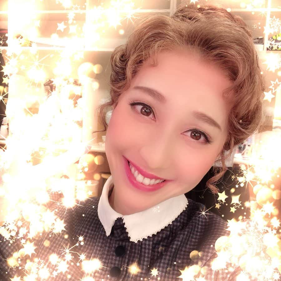 はいだしょうこさんのインスタグラム写真 - (はいだしょうこInstagram)「ハドスン夫人でこんばんは😌✨ みなさん😊 お久しぶりです😌✨ いつも言っていますが😅 楽しみにしてくださっている方、 なかなか更新できなくてごめんなさい🙇‍♀️💦 書きたいことはいっぱいあるけれど、 一つのことに集中してしまう私は、 なかなか追いつかないです。。。🥺 ごめんね🙇‍♀️ ありがたい事に、 一回公演の日や、休演日でも お仕事が入っていたりで、バタバタしていました😌✨ 今日は、久しぶりのまるまる休演日😊✨ お家のお掃除したり、生活雑貨を買いに行ったり、 それでも、バタバタしましたが🤔  街を歩く感じが好きです☺️✨ さぁ😊 明日からまた、ハドスン夫人は、 221Bのお家でお待ちしております😊✨ そうそう！ 大切な仲間や、お友達や、お知り合いの方が観劇にいらして下さっているから、これから少しずつ、載せて行きます😊👍 #愛と哀しみのシャーロックホームズ #三谷幸喜 さん #作、演出。 #本当に三谷さんは素晴らしい❣️ #一度観た方は、もう一回観たい！！と言ってます😊✨ #さすがだわ！😃 #お手紙や、アンケートで、私の 歌も聴きたかった。の声が、自分が思ってたよりあってびっくりしました！😲 #今回は、私自身にとっても、 新しい扉✨🚪✨ #でも。。。 歌を聴きたい。と思って下さる気持ち、嬉しいです😊💕 #ありがとう☺️✨」9月18日 0時43分 - haida_shoko