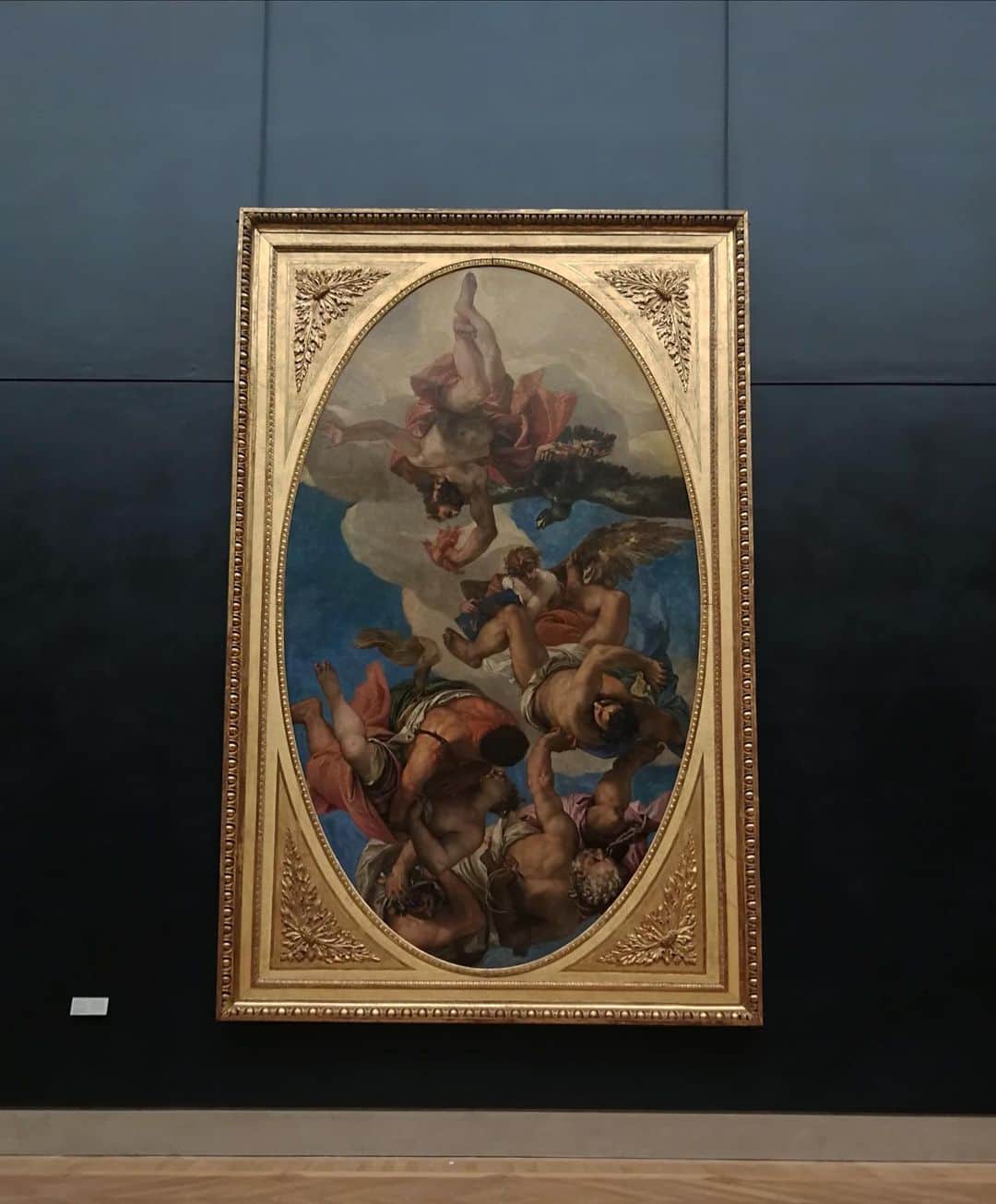 のインスタグラム：「. 🇫🇷 Le mardi c’est #JourDeFermeture ! - ⚡️ Le « Jupiter punissant les Vices », peint par Véronèse en 1556, a repris sa place sur les cimaises de la salle des États. - 📍Rendez-vous mi-octobre pour la réouverture au public. - - - - 🌍 Tuesday is #ClosingDay! - ⚡️ The « Jupiter Hurling Thunderbolts at the Vices », painted by Veronese in 1556, is the first painting to go back up on the walls of the salle des États. - 📍Room reopening mid-October. - 📷© Musée du Louvre / Yoko Sfoggia . . . #MuséeDuLouvre #Louvre #VenetianPainting #PeintureVenitienne」