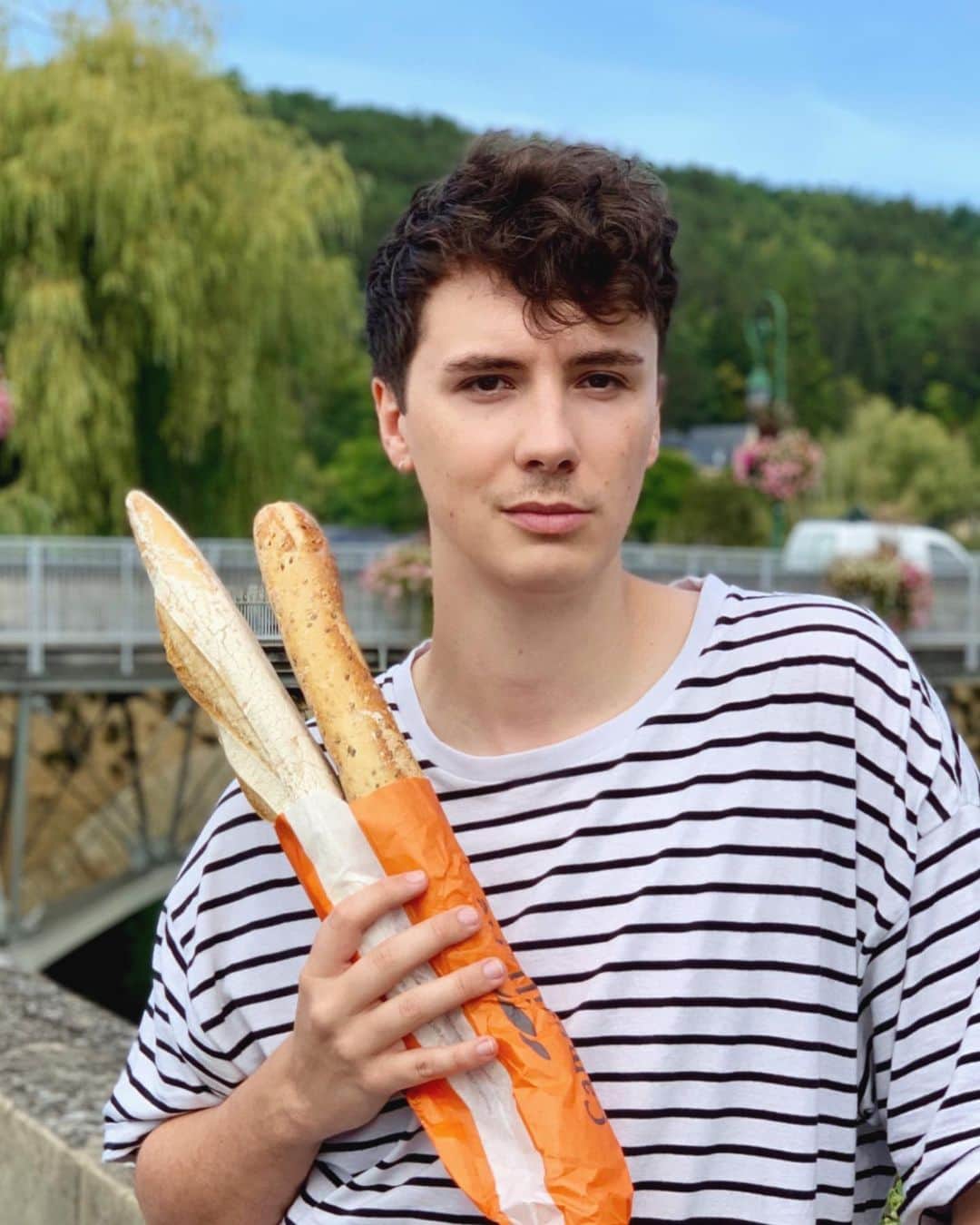 ダニエル・ハウウェルのインスタグラム：「i think i’ve been in france too long  someone get me a beret right the hell now」