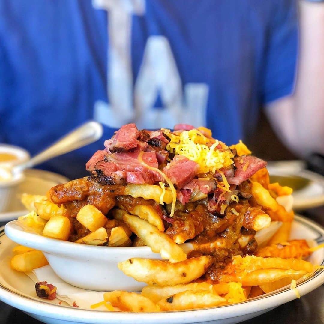 Eater LAさんのインスタグラム写真 - (Eater LAInstagram)「Pastrami chili cheese fries from @langersdeli. Thanks to our Eater Travel editor @lesleybs for this great 📸. Hashtag #eaterla on your best photos for a chance to be featured.」9月18日 1時02分 - eater_la