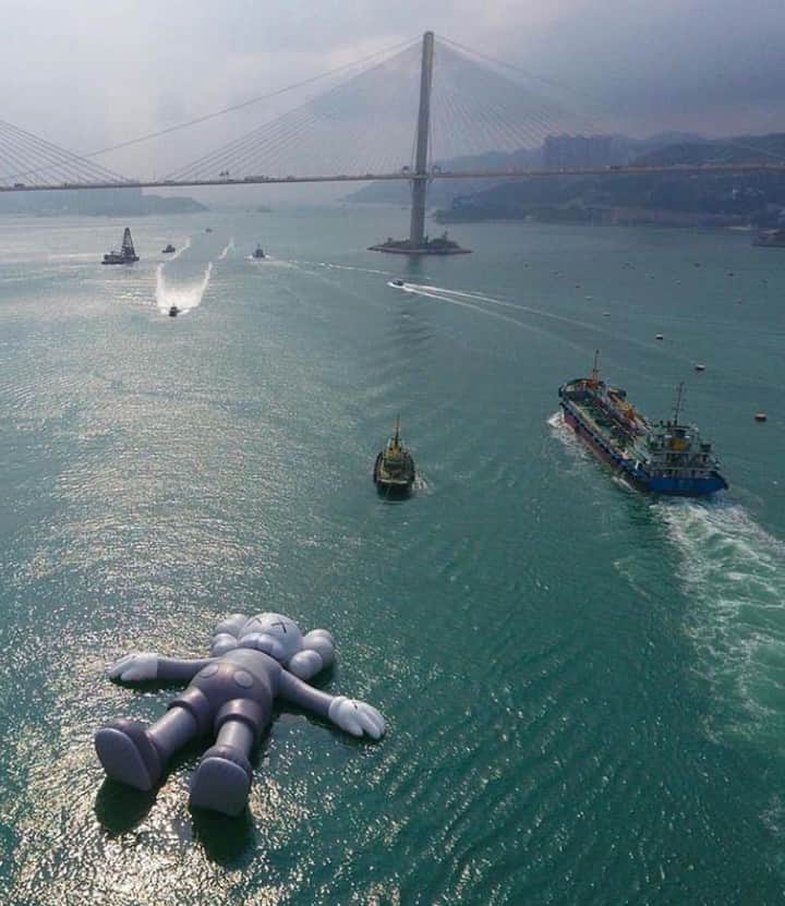 Orient Watchさんのインスタグラム写真 - (Orient WatchInstagram)「Go back in time: ⁠ ⁠ In March 2019, street artist @KAWS, launched an enormous, 115-foot-long inflatable sculpture into the Victoria Harbour in Hong Kong.⁠ ⁠ ⁠ timeless travel via @kpee⁠⁠ ⁠ ⁠ ⁠」9月18日 1時00分 - orientwatch