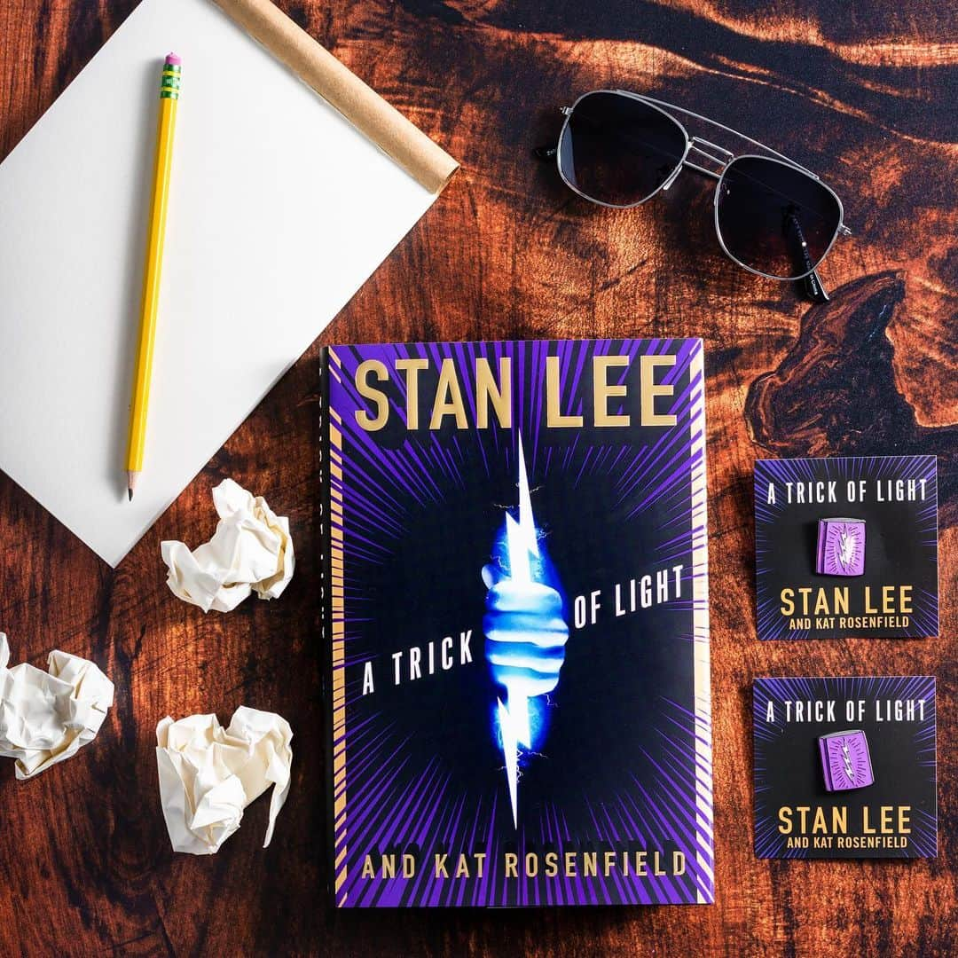 スタン・リーさんのインスタグラム写真 - (スタン・リーInstagram)「The New York Times Best Seller Stan Lee’s Alliances: A TRICK OF LIGHT is now available to grace your bookshelf. Not to mention, the brand new hardcover edition from @hmhbooks features bonus chapters and an afterword by Alliances co-creators @luke_lieberman and @ryansilbert!」9月18日 1時10分 - therealstanlee