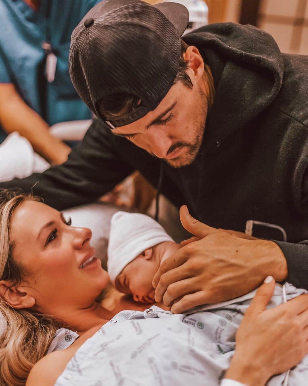 Paige Hathawayさんのインスタグラム写真 - (Paige HathawayInstagram)「THE MOST LIFE CHANGING EXPERIENCE I have ever had! ....You know it’s crazy what they say “it’s  all worth it when you get to hold your baby in the end.” - This is so true and hard to understand until you personally live through it.. 💗 Labor and delivery was one of the most challenging things I have ever done in my life but when you overcome 🙌🏼 the most challenging things you reap the greatest rewards and it’s incredibly true with this! We went into the hospital 10pm Wednesday night... contractions all day and the next.. broke my water mid-day Thursday.. started pushing at around 2:30am ish Friday morning and then had her at 4:49am early Friday morning. From my experience, The contractions leading up to child birth were painful but actual child birth was something I wasn’t prepared for in the pain level department. 😣🥺Pushing for me was the hardest part. (Although I know everyone’s labor stages are different) I felt like I could feel every stretch, pull, and tear. After over 2 hours of pushing... I remember thinking there was no way I am going to push her out, she won't fit. I pushed for about 2.5 hours in total before she finally decided to make her debut but once all was done, I was so happy to hold our precious baby girl. 👶🏼😩😍 It truly is like they say all worth it in the end and now I know why people do it over and over again!  I also want to give a special thank you to my doctor @dr_tajzoy. 🙏🏼 I think finding the right OBGYN to have a great experience is key! I would HIGHLY like to personally recommend the doctor we chose if you live in Dallas, Texas. He was truly the best doctor on the planet and made this experience so wonderful!」9月18日 1時07分 - paigehathaway