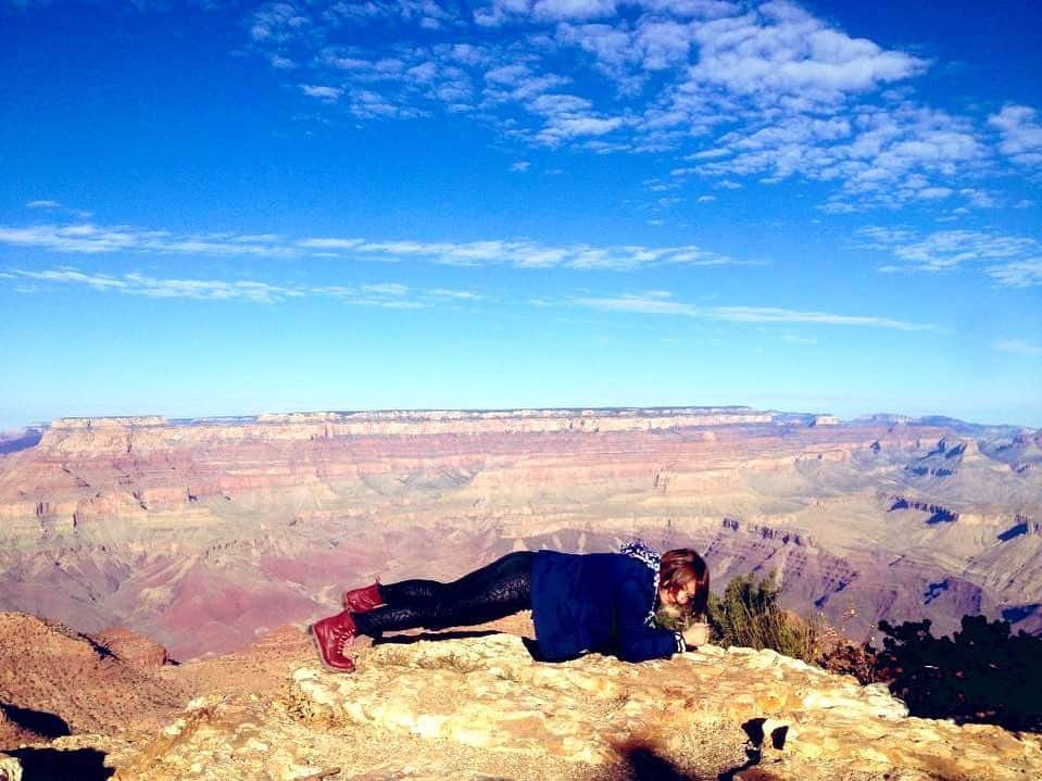 のインスタグラム：「. . いつかの旅行。 . しんどい時もある人間だもの。 いや、ゴリラだけどね . やっぱ自然は癒し 会社員時代はたまに旅行に行って体幹ポーズを撮るというのが定番だった ウユニ塩湖にいつか行きたい . #lasvegas  #グランドキャニオン #体幹 #世界遺産 #自然 #旅行 #ウユニ塩湖 #行きたい」