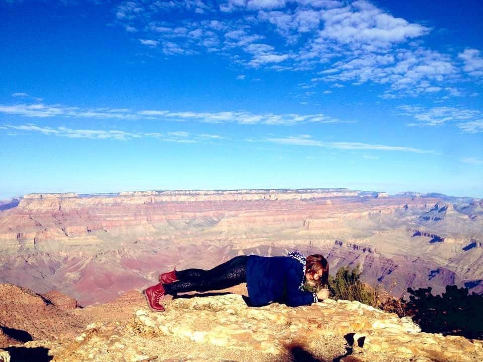 渡辺華奈さんのインスタグラム写真 - (渡辺華奈Instagram)「. . いつかの旅行。 . しんどい時もある人間だもの。 いや、ゴリラだけどね . やっぱ自然は癒し 会社員時代はたまに旅行に行って体幹ポーズを撮るというのが定番だった ウユニ塩湖にいつか行きたい . #lasvegas  #グランドキャニオン #体幹 #世界遺産 #自然 #旅行 #ウユニ塩湖 #行きたい」9月18日 1時07分 - kana_0821