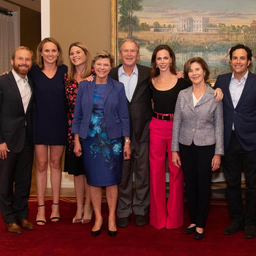 ジョージ・H・W・ブッシュのインスタグラム：「We are deeply saddened that Cokie Roberts is no longer with us. She covered us for decades as a talented, tough, and fair reporter. We respected her drive and appreciated her humor. She became a friend. We know Steve, their children, and grandchildren are heartbroken. They have our sincere sympathies.  Photo of Cokie with members of our family at @thebushcenter’s “Remembering Barbara Bush” program a year ago by @grantmillerphotography.」