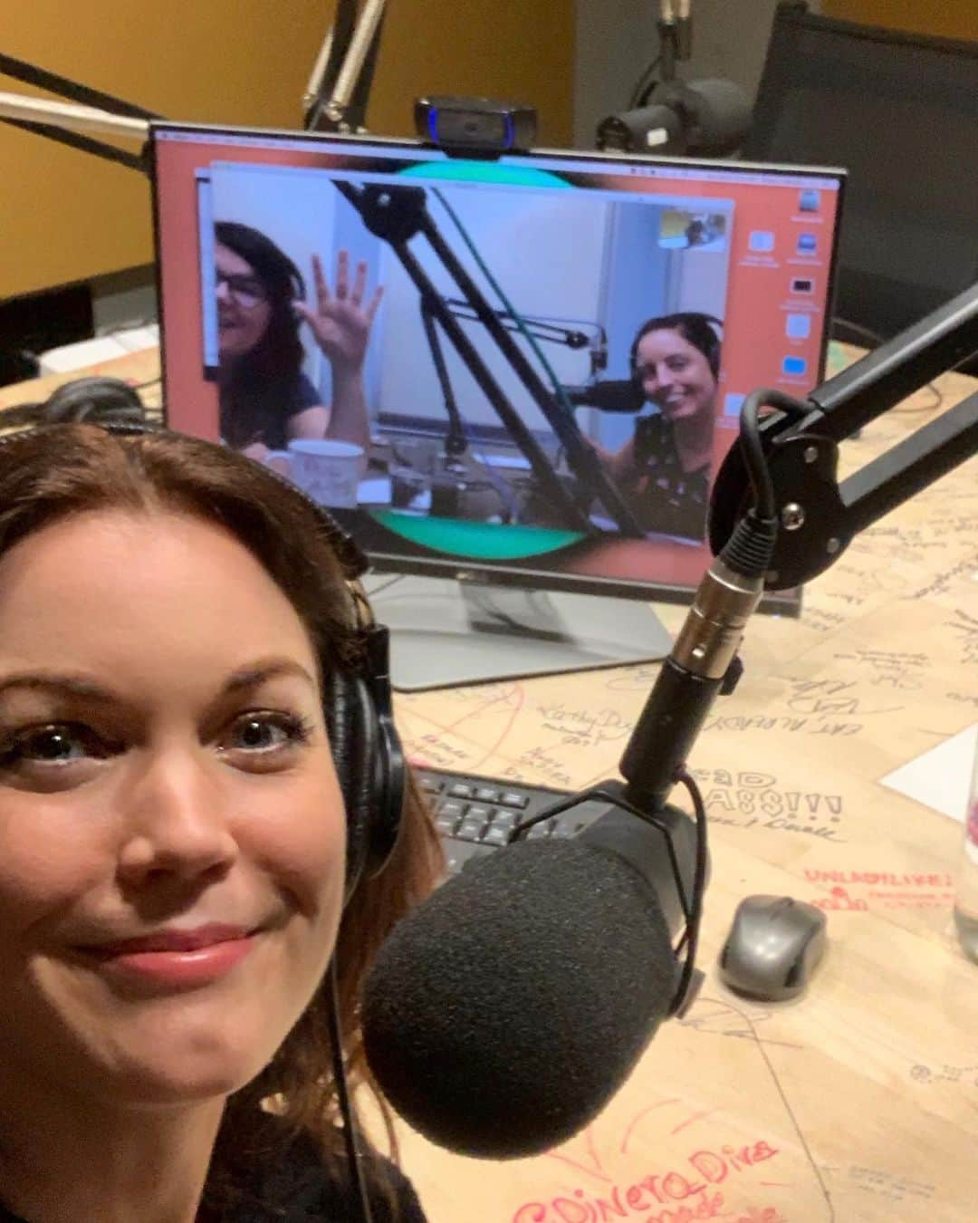 ベラミー・ヤングさんのインスタグラム写真 - (ベラミー・ヤングInstagram)「I got to join #KarenKilgariff & @hardstark on a special Monday edition of @myfavoritemurder this week!! Listen via your fav podcast platform as we get into all things @prodigalsonfox , a bunch of personal stuff, & my own #HometownStory. 😱😭 Love these women so much- & love the good they're putting into the world with this podcast! Bonus for me? I got to sign the table just under @billnye 🤓 #FanGirl #ScienceRules Stay safe out there, everybody! ❤️💗❤️💗❤️💗❤️」9月18日 1時08分 - bellamyyoung