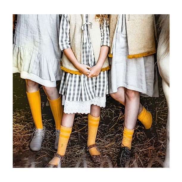 コレジアンのインスタグラム：「Very on-trend! Start the new season with our new yellow shade: BOUTON D’OR 💛 . With this bold hue your autumn is going to get a lot more colourful. 🍂 . Available in all socks and tights ranges, in all variations: plain, glittery, striped, frilly….just choose your favourite style! 🤩 . Super tendance ! Démarrez la saison avec notre nouvelle teinte BOUTON D’OR ! 💛 . Le jaune vif refait son apparition. Une couleur gaie pour illuminer vos tenues d’automne ! 🍂 . Cette couleur se décline en mat ou brillant, à rayures ou avec dentelle ... vous n’avez plus qu’à choisir votre paire préférée ! 🤩 . Picture @aqademia #dziewczynaktórafotografuje 😘 . #collegien #collegiensocks#collegien_officiel #海外ベビー服 #ロンパース #女の子ベビー #女の子 #赤ちゃん #赤ちゃんのいる生活 #ベビモ #madeinfrance #extrasoft#bestsocksever #barneklær#kinderstrümpfe #kniestrümpfe #靴下#носки #sokker #instamum #ベビー用品 #newin #newshades #boutondor #yellow #autumnshades」