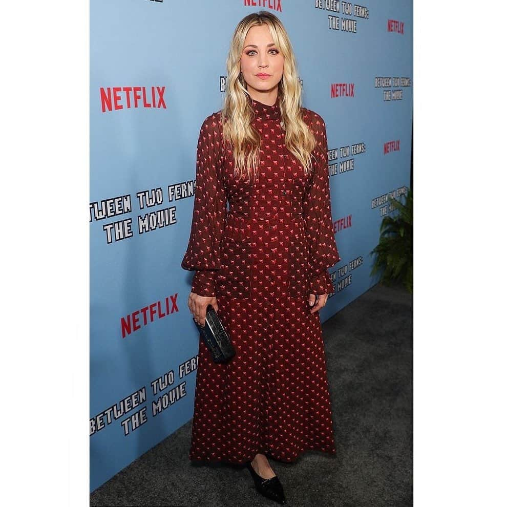 ブラッド・ゴレスキーさんのインスタグラム写真 - (ブラッド・ゴレスキーInstagram)「@kaleycuoco is feeling fall in a @hermes dress, @fredasalvador heels & @edie_parker clutch at the premiere of @betweentwofernsmovie 🍂🍁#styledbybg & @daniela_viviana 💄 @jamiemakeup 💁🏼‍♀️ @christinesymondshair」9月18日 1時19分 - bradgoreski