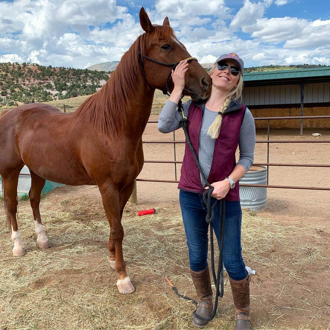 リンゼイ・ボンさんのインスタグラム写真 - (リンゼイ・ボンInstagram)「Giddy up!! 🤠Spent the day at the horse rescue stables for my foundation. Definitely the first time I’ve mucked the stalls... it made me appreciate how small my dogs doodoos are! But anyways, i digress... I’m very thankful to have the support of the Goddard family who helped the @lindseyvonnfoundation as well as the  @horse_rescue_mvhr with their donation. Please go to lindseyvonnfoundation.org for more ways to help. ❤️🙏🏻」9月18日 1時12分 - lindseyvonn