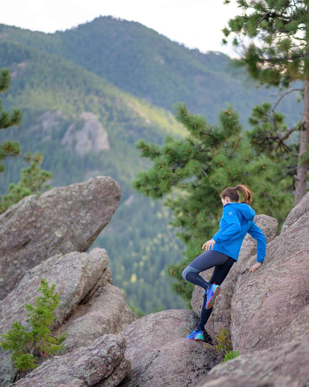 ペイジー・クラッセンのインスタグラム：「Playing in the hills with @arjandekock  and the new @lasportivana Eco line, featuring recycled fabric and insulation made from seed pods of kapok trees, an alternative to down insulation. Check it out now on the Sportiva site! 📸 by @arjandekock #lasportivaEco #colorado #generationwild」