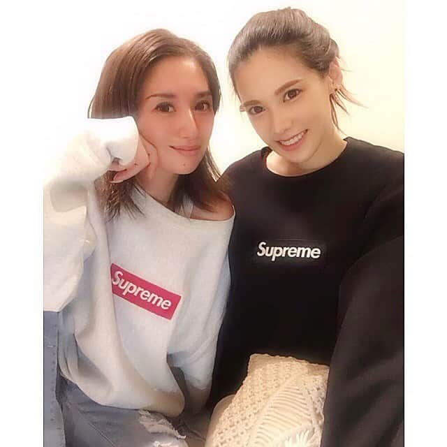 渡邊水希さんのインスタグラム写真 - (渡邊水希Instagram)「Cheers to the new mommy and daddy! May your sweet baby grow up bright and healthy😭👨‍👩‍👧🍀 Forever love🍀my sis🧸♥️👭 #welcomebaby #👶 #👭 #twins #code #myfamily #ootdfashion @supremenewyork」9月18日 1時18分 - mizuki__watanabe