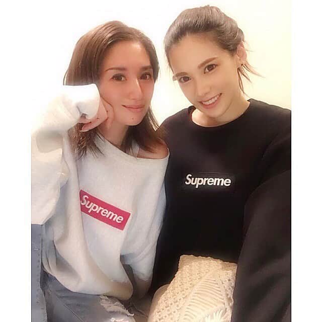 のインスタグラム：「Cheers to the new mommy and daddy! May your sweet baby grow up bright and healthy😭👨‍👩‍👧🍀 Forever love🍀my sis🧸♥️👭 #welcomebaby #👶 #👭 #twins #code #myfamily #ootdfashion @supremenewyork」