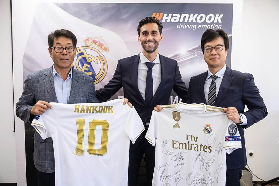 アルバロ・アルベロアさんのインスタグラム写真 - (アルバロ・アルベロアInstagram)「I was in Budapest last Sunday enjoying a great day with fifty kids thanks to #Hankook.  We had a great training session managed by three of our Real Madrid’s coaches. Finally, we had fun and we could transmit them the values that Hankook and Real Madrid share.  Thanks for everything and see you next year! 🙌🏼🇭🇺」9月18日 1時23分 - arbeloa