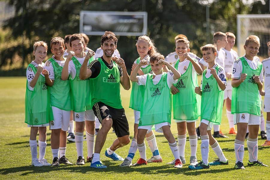 アルバロ・アルベロアさんのインスタグラム写真 - (アルバロ・アルベロアInstagram)「I was in Budapest last Sunday enjoying a great day with fifty kids thanks to #Hankook.  We had a great training session managed by three of our Real Madrid’s coaches. Finally, we had fun and we could transmit them the values that Hankook and Real Madrid share.  Thanks for everything and see you next year! 🙌🏼🇭🇺」9月18日 1時23分 - arbeloa