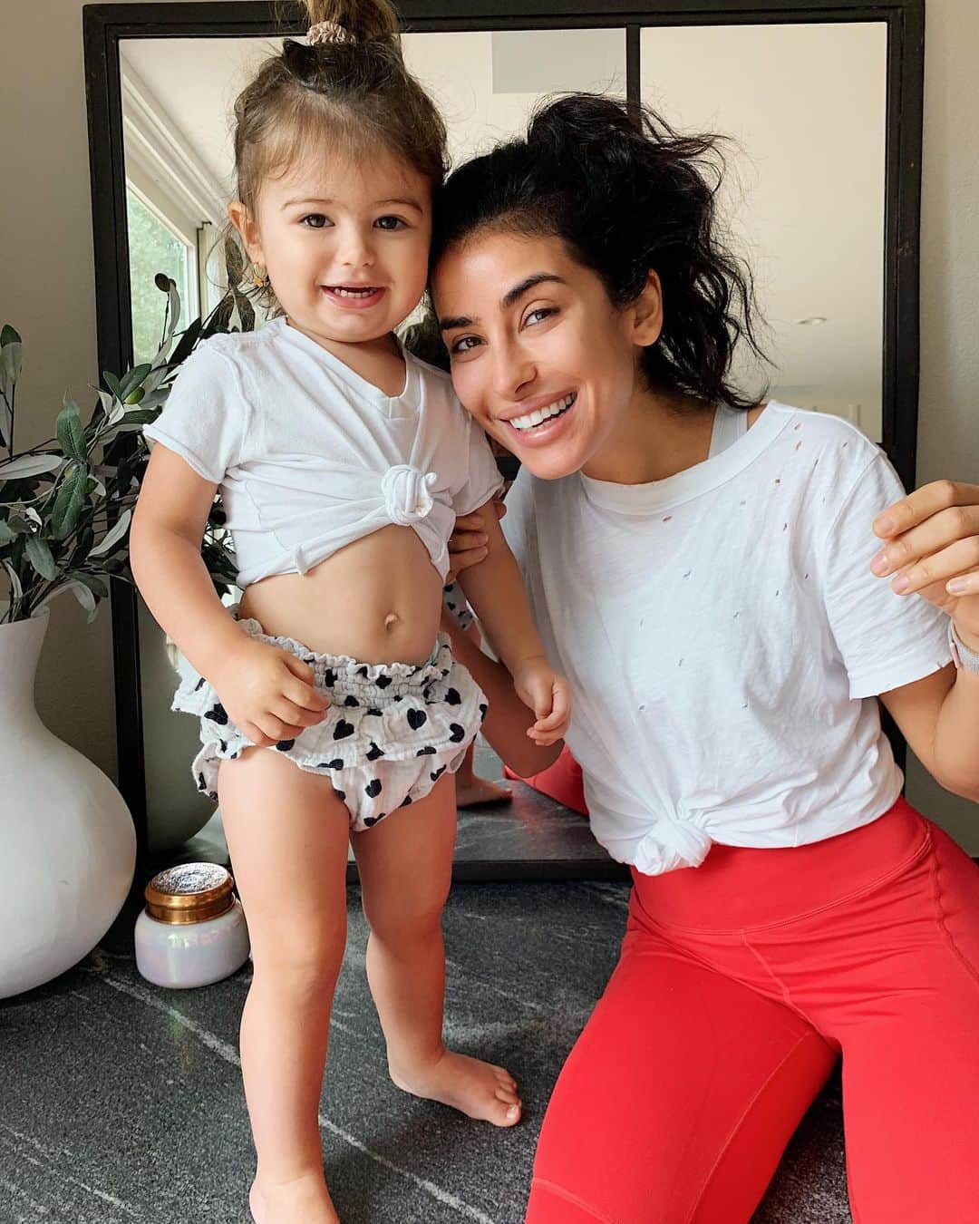 Sazan Hendrixさんのインスタグラム写真 - (Sazan HendrixInstagram)「She is the motivation behind today’s video on my channel. When I became a mom, I knew it wasn’t going to be easy working for myself (a very ambitious self) while striving to be the most present hands on mama I could be. Naturally, I was determined to figure it out. It took a lot of thumps and bumps (and prayers) in the road but I learned that what gets scheduled, gets done. Today I feel inspired to share something so simple with you that has actually changed the game for me. It’s my teeny secret for how I organize a winning week - as an influencer, mommy, and striving entrepreneur with big goals and dreams. It’s actually really simple and it requires one thing. What is it? I’m not gonna tell you silly, you have to go watch it on my channel! 🤪 Don’t smack me, I think if you’re in a rut it will be worth your time. Link in bio ✨ #heretoinspire #happytuesday #teenyandme #motivation」9月18日 1時29分 - sazan