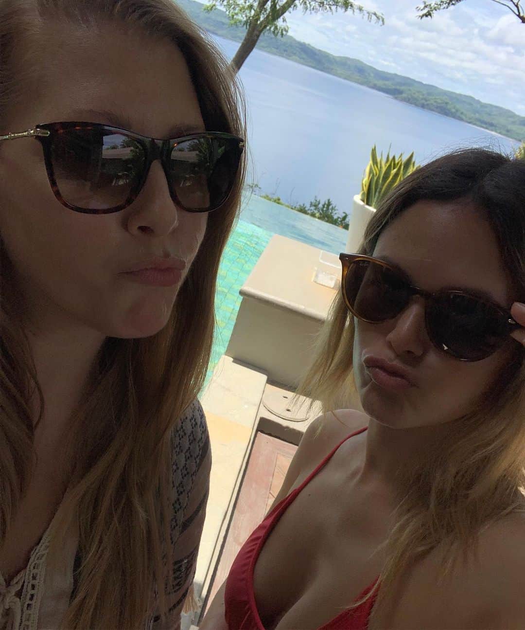 レイチェル・ビルソンのインスタグラム：「Happy birthday to the most incredible sister I could have ever gained. @courtneyterrel thank you for putting up with brother bears 🐻 love you so much!!!! HAPPY BIRTHDAY ❤️」