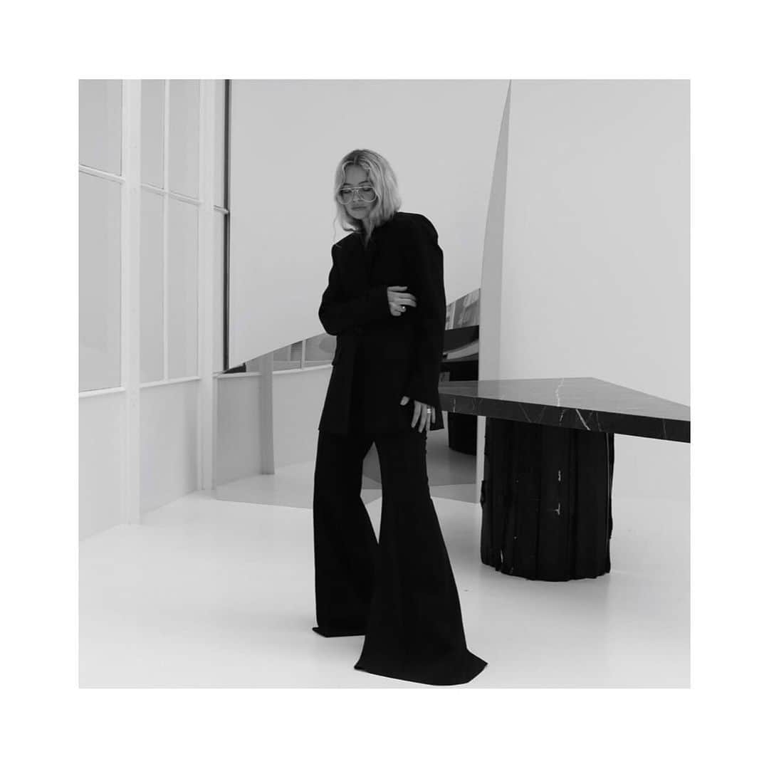のインスタグラム：「Stephanie @stephaniebroek 🖤 in @vogue.polska #dorotheeschumacher #totallook #suits #prefall19 #love #stylinspo #voguemagazine 📸 @evacordia」