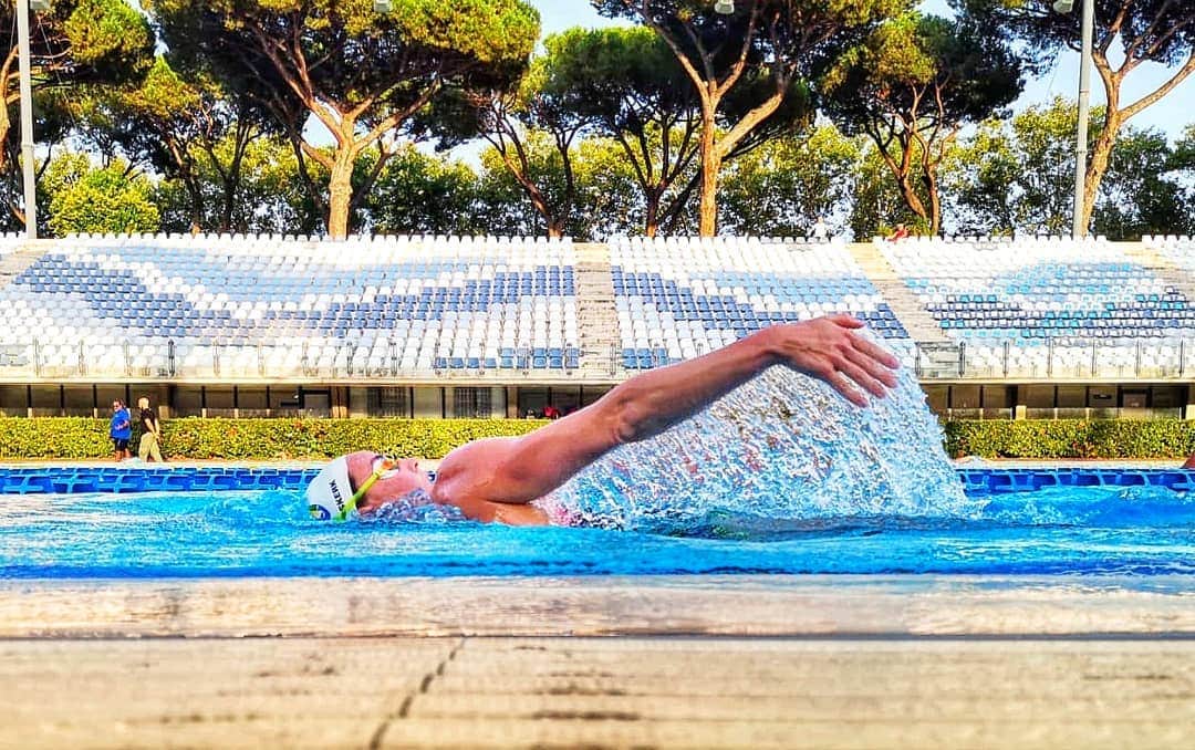 フェムケ・ヘームスケルクのインスタグラム：「The only lap backstroke I swam this afternoon 😂 #ButterflyTuesday . . . #TeamNL #OlympicKickOff #Rome 📸 : @mrwouda」