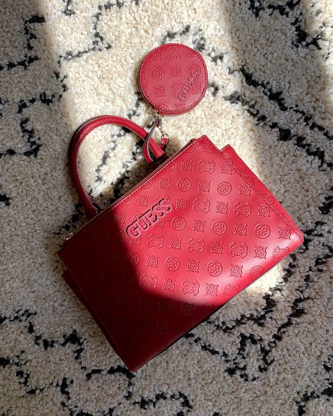 ゲスさんのインスタグラム写真 - (ゲスInstagram)「tag someone who needs this 😍❤️ #GUESSHandbags #LoveGUESS」9月18日 1時54分 - guess