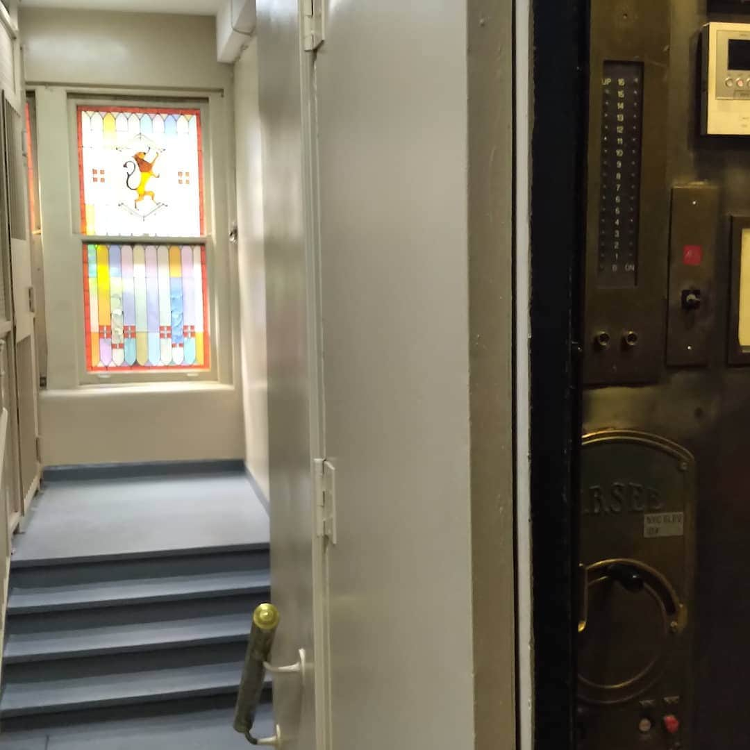 サラ・ジェシカ・パーカーさんのインスタグラム写真 - (サラ・ジェシカ・パーカーInstagram)「Any New Yorker knows well this tableau. Service elevator and backstairs.  Quietly in place of motionless human figures.  X, SJ」9月18日 1時48分 - sarahjessicaparker