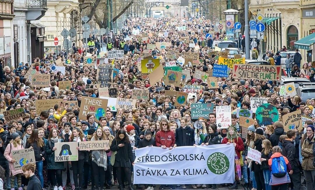 LUSH Cosmeticsさんのインスタグラム写真 - (LUSH CosmeticsInstagram)「Inspired by @gretathunberg and all the youth preparing for the Global Climate Strikes, Lush will be marching on September 20th in the U.S. and September 27th in Canada to support the demands of youth strikers.⁠ ⁠ We will close our operations so that our 5,000 staff across North America in retail, manufacturing distribution and e-commerce can be in the streets to demand immediate action from global leaders to address the climate crisis. In the words of Greta, “Activism works. So act!” ⁠ ⁠ We hope you will join us. Visit our link in bio to find a march near you. ⁠ ⁠ 📷 @gretathunberg ⁠ ⁠ #ClimateStrike #StrikeWithUs #schoolstrike4climate ⁠  #climatechange #climateaction #sustainablefutures」9月18日 1時51分 - lushcosmetics