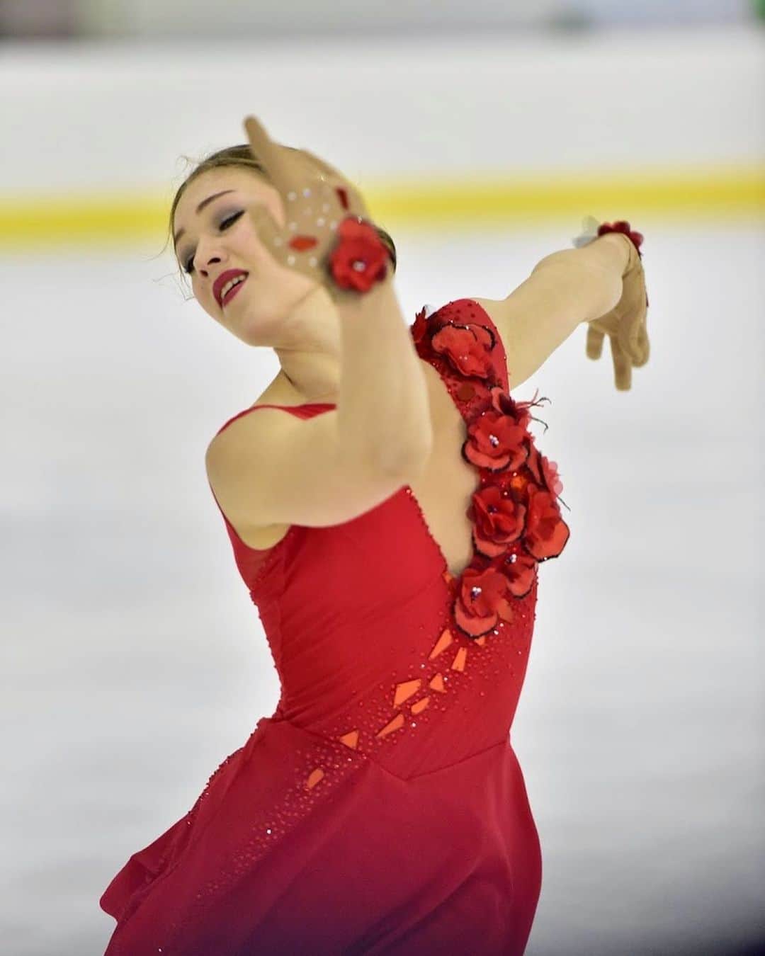 イェニー・サーリネンのインスタグラム：「Kausi avattu viikonloppuna Italiassa 💃🏽 Next up -> Finlandia trophy 🇫🇮✨ ⠀  Puku: Style by SusaB⠀ Luistimien huolto: @teamsportia10 ⠀ Photos: @giacomello_foto」