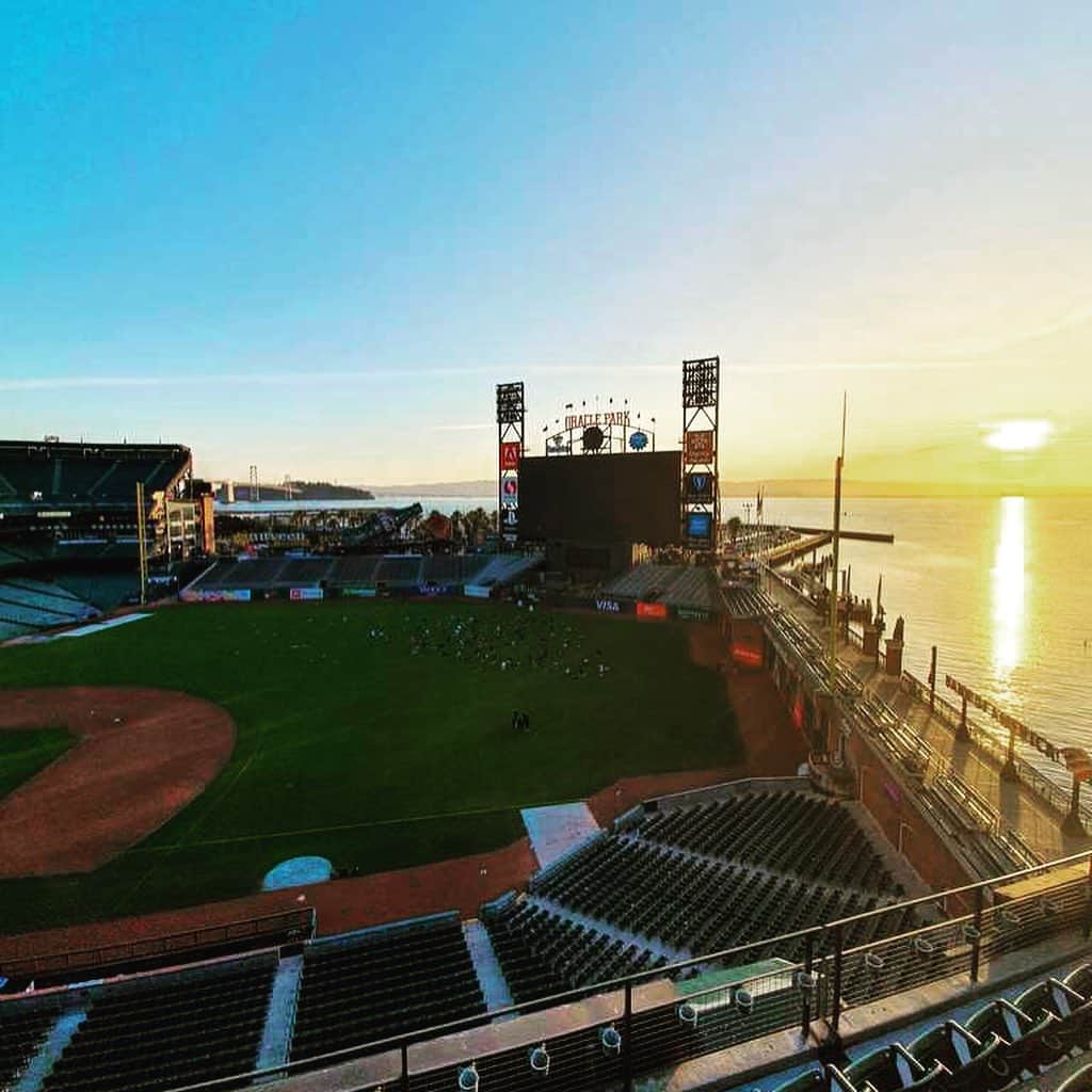Oracle Corp. （オラクル）さんのインスタグラム写真 - (Oracle Corp. （オラクル）Instagram)「#OOW19 Day II got moving at #oraclepark with some sunrise #yoga! #mindandbody」9月18日 1時55分 - oracle
