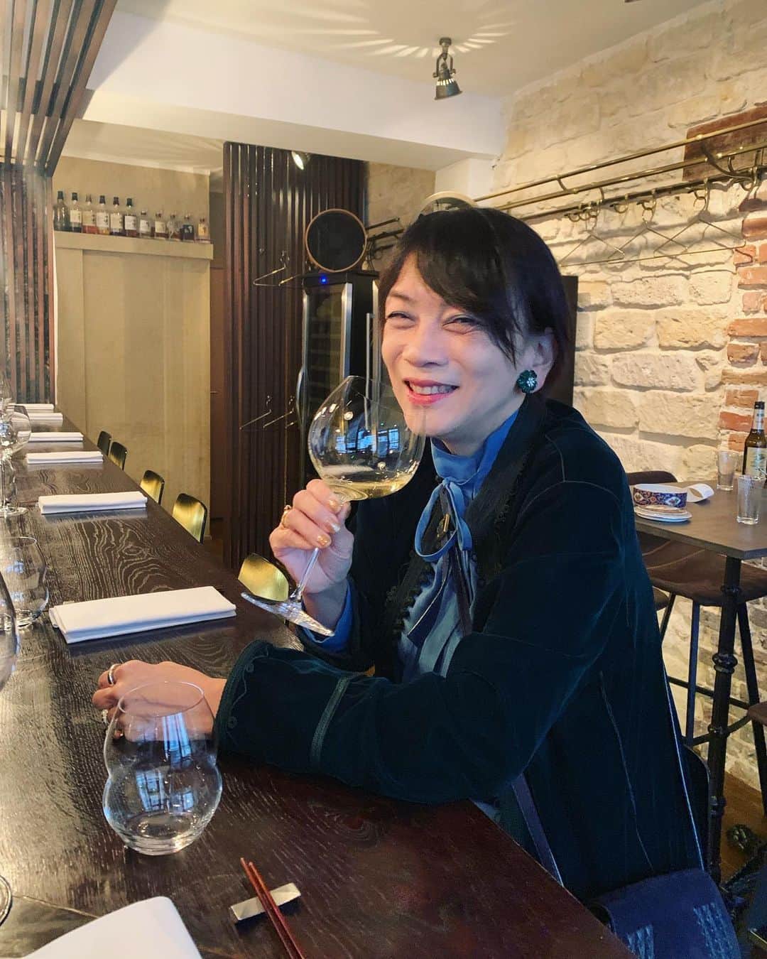 風間ゆみえのインスタグラム：「夫とふたり無事パリに戻り、 博美さんとSaganで待ち合わせ。  なんとも言えない美しいブルーのKEITA MARUYAMAのブラウスに、モロッコで買ったのとベロアのジャケットを羽織って、本当にいつも博美さんのお洒落、大好物🥰」