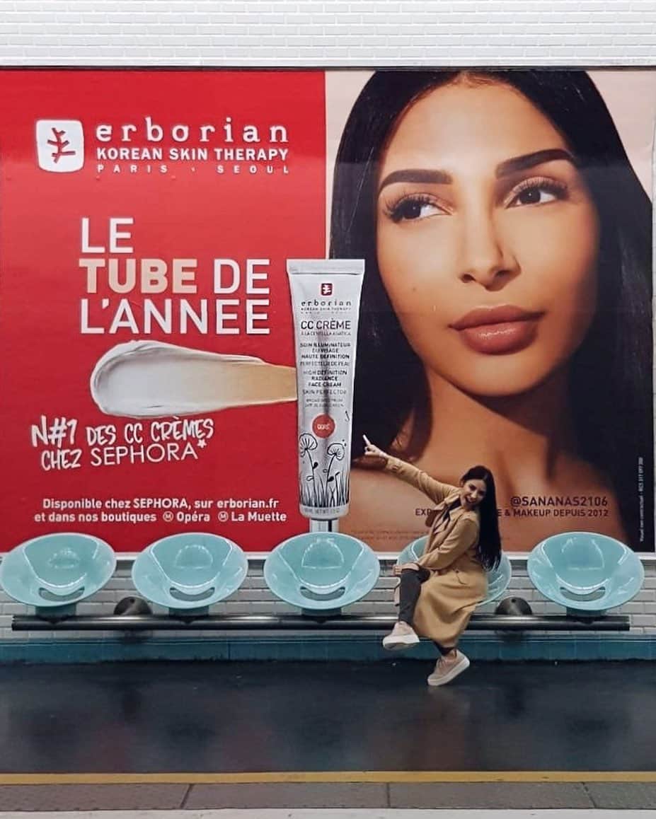 sananasのインスタグラム：「BIG NEWS 🎉🙈Je me souviens encore de ce jour où j’ai découvert ma tête affichée dans les stations de métro à Paris c’était ... juste incroyable 😳Qui s’en souvient ? Je suis tellement heureuse de vous annoncer que je serai l’un des trois ambassadeurs de la marque @Erborian toute cette année ! Je suis tellement heureuse 😊 Merci à tous d’être toujours là car sans vous je n’aurai pas ne serait-ce qu’imaginer vivre toutes ces belles expériences 💚Je vous ferai part, tout au long de l’année, des nouveautés mais je vous ferai aussi re-découvrir les incontournables de la marque 😉 Trop contente hiiii 😁 . C’est quoi votre produit chouchou chez Erborian ? Ça peut me donner des idées pour un futur concours ... 👀✨ #Erborian #Happy #grateful」