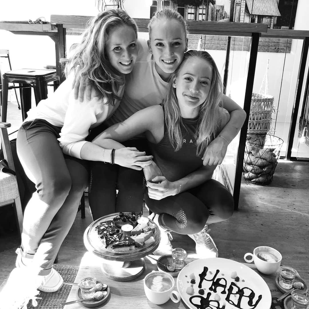 セリーヌ・バン・ガーナーのインスタグラム：「Birthday cakes with the birthday girls 💗🍰🎉🎁」