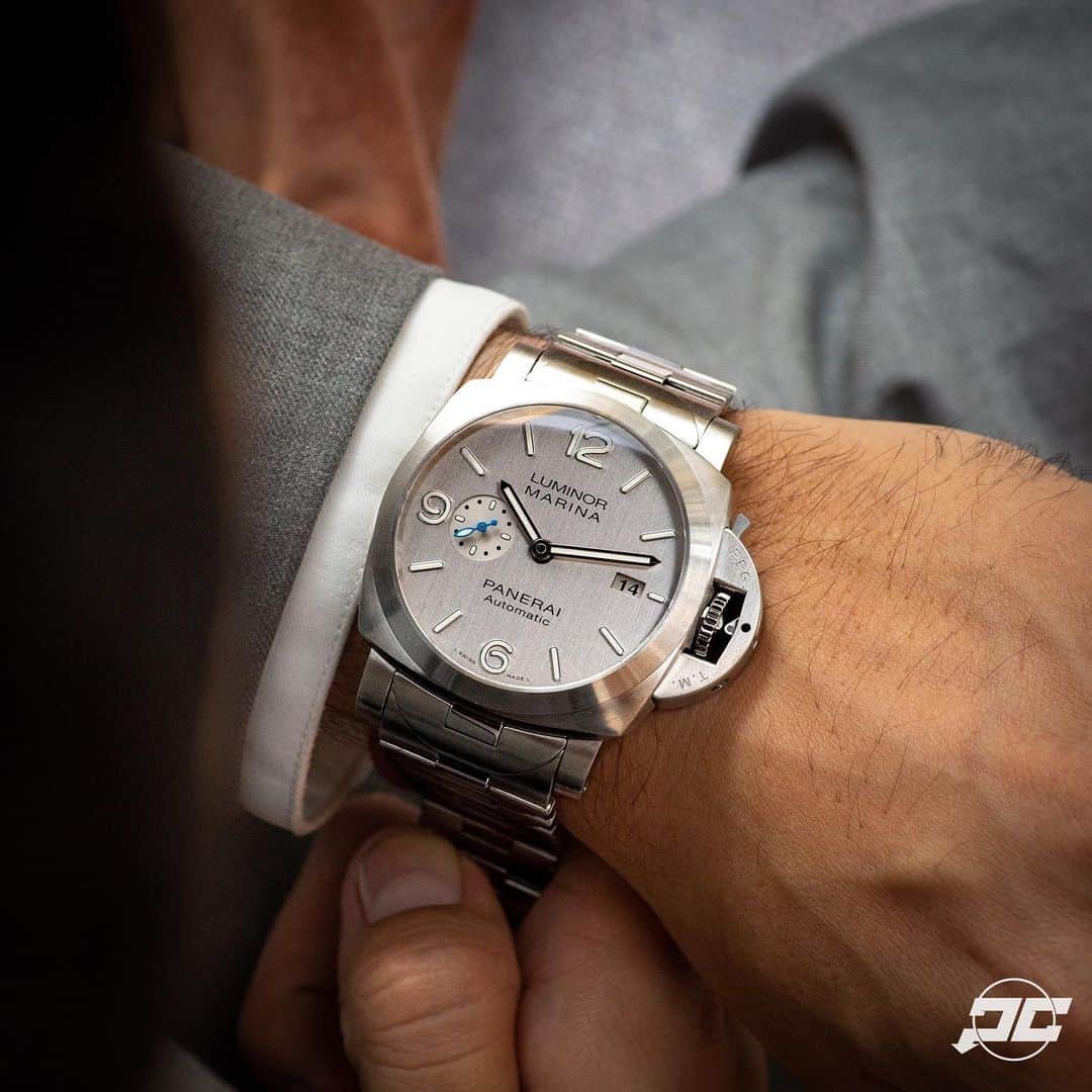 パネライのインスタグラム：「Wasn’t my cup of tea to start but slowly it’s starting to grow I’m me a bit. Still don’t think it will make my collection though. Have you turned the corner on this new #Panerai #PAM978 44mm Luminor Marina with brushed silver dial and raised indexes on Stainless. Priced at $8,500 retail. #paneraicentral」