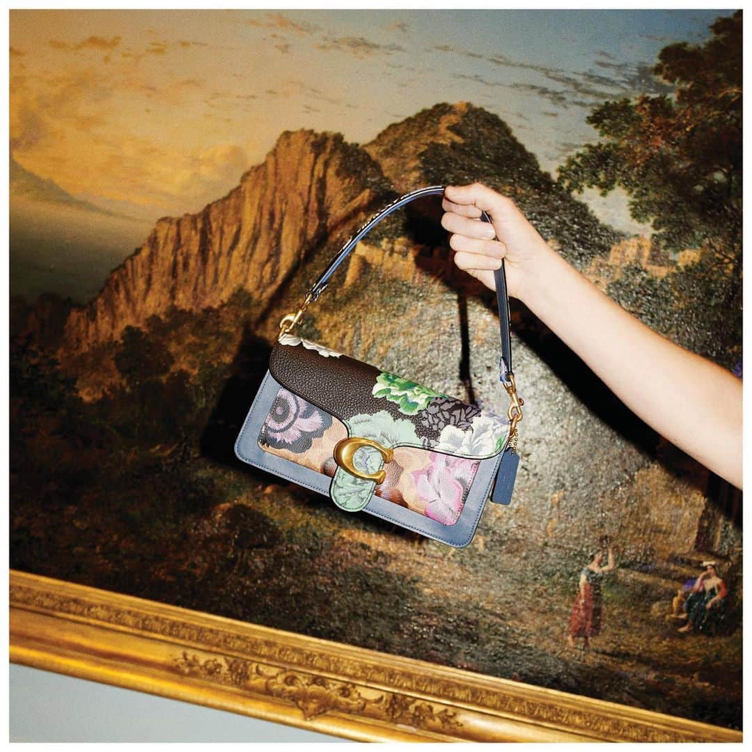 コーチさんのインスタグラム写真 - (コーチInstagram)「A work of art you can walk away with. Our new #TabbyBag covered in florals by @kaffefassettstudio. Shop the new collaboration via link in bio. #CoachFW19 #CoachNY」9月18日 2時05分 - coach