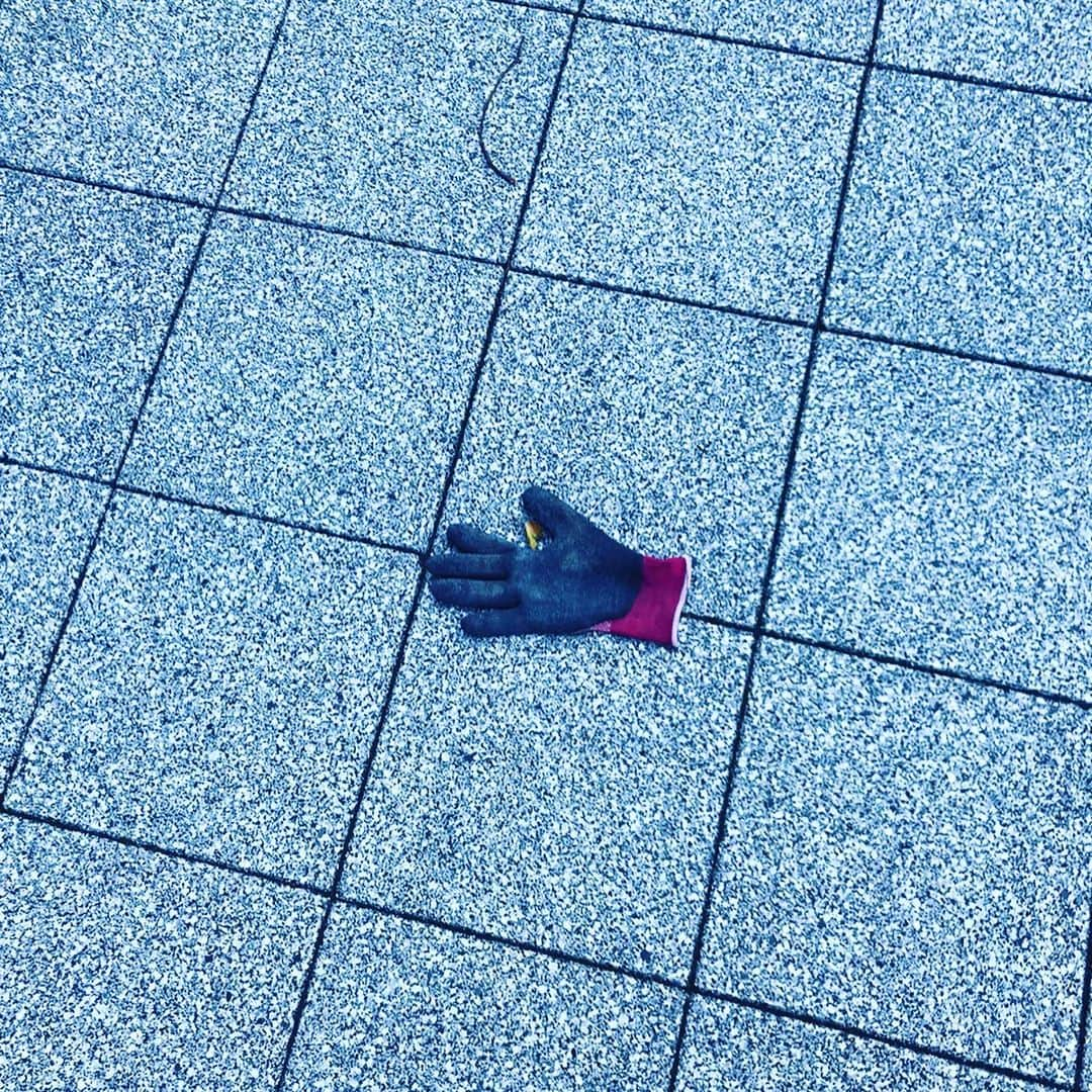 エディ・ポンさんのインスタグラム写真 - (エディ・ポンInstagram)「Need a hand? #lost#single#glove ? Then a #towel...? The dude must be really really late. #wowsoedw #hanx #explore #dare #wonder @ed_wonder」9月18日 2時09分 - yuyanpeng