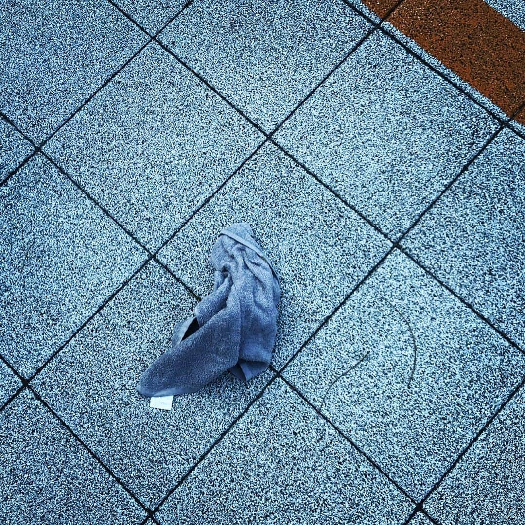 エディ・ポンさんのインスタグラム写真 - (エディ・ポンInstagram)「Need a hand? #lost#single#glove ? Then a #towel...? The dude must be really really late. #wowsoedw #hanx #explore #dare #wonder @ed_wonder」9月18日 2時09分 - yuyanpeng