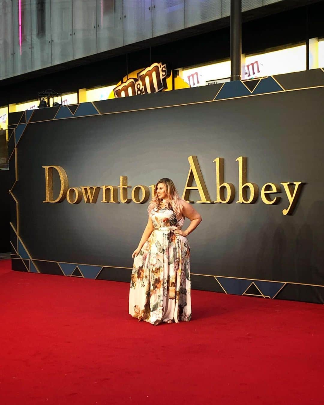 ルイーズ・ペントランドさんのインスタグラム写真 - (ルイーズ・ペントランドInstagram)「Watched the #DowntonAbbeyFilm again last night (check out my stories!) 💃🏼but in regular clothes and not a red carpet gown 🥰 . I’m just gonna throw this out there- it’s a cosy AF film. It’s not violent or frightening, nothing is deeply disturbing or really gory and that’s what I want! I might be the lamest woman alive but wwhhyyyy is gore, destruction and upset entertaining? 👵🏻❔ . Give me some sweeping shots of stately homes, stunning costumery and a bit of family drama and I’m set!! . Obv will make some exceptions to my feelings here but for the main part, give me gentle movies every day of the week!! 😂💪🏻🎞 . 🧡Hard question- What is your fave genre of film? Are you an action babe or an old granny like me? 😂 Lemme know 👇🏻 below!! 🧡 #LouisePentlandStyle」9月18日 2時19分 - louisepentland