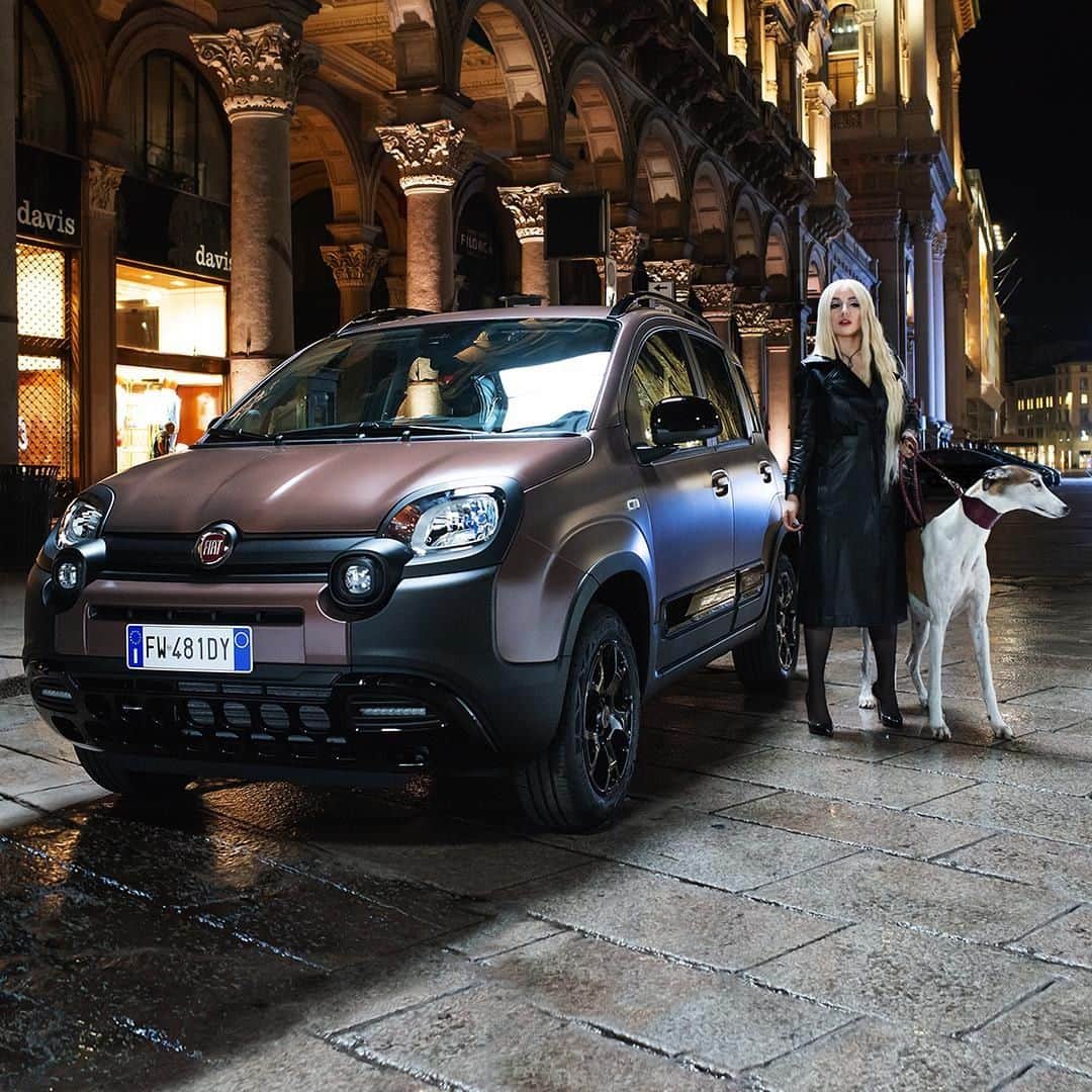 Fiat さんのインスタグラム写真 - (Fiat Instagram)「A beauty as @AvaMax deserves a glamour city car like #PandaTrussardi. @Trussardi #Fiat #Trussardi #seatbelt #FiatPanda」9月18日 2時13分 - fiat