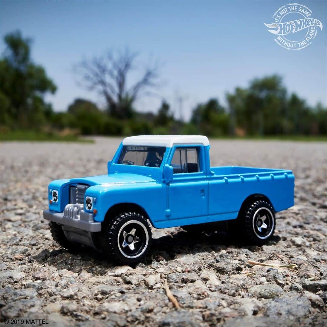 Hot Wheelsさんのインスタグラム写真 - (Hot WheelsInstagram)「We’re head over heels for this Land Rover Series III Pickup. 💙💙 #LandRover #HotWheels」9月18日 2時30分 - hotwheelsofficial