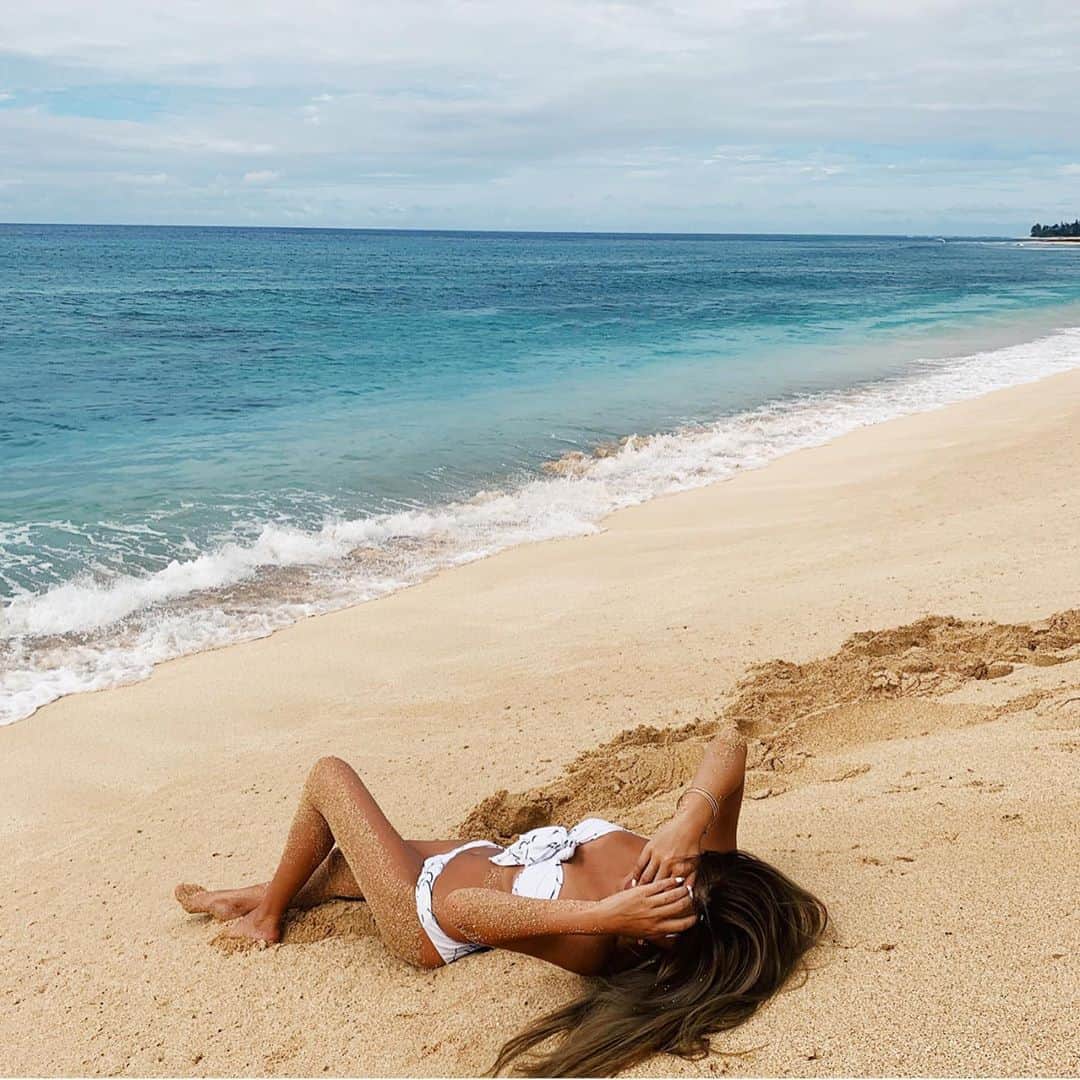 MARISのインスタグラム：「Heading to LA ✈︎✈︎✈︎🇺🇸🖖🏾💋 Good bye Hawaiiiii 👋🏾 See you guys in California🌴 I’m so excited ✈︎✈︎✈︎❤︎❤︎❤︎😍 ハワイに来る前にさなさな  @_genking_ に紹介してもらった @eyelist_hannah.shigeeda にマツエクをしてもらったよ😍 ビーチにいたり泳いだりしても全然取れなくてビックリ❤️ バッサバッサにしてもらったおかげでハワイで1回もメイクしてない😳✨ 大満足 @eyelist_hannah.shigeeda  ありがとうございました❤️ 2枚目に詳しいデザイン書いてあるから見てみてね✨✨✨ Bikiniはこの前getした  @gilliaclothing ❤️ #hawaii #northshore #oahu #bikinis #vacay」