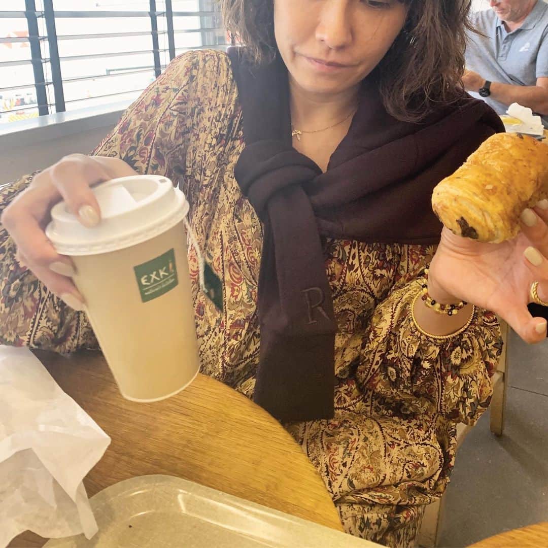 風間ゆみえのインスタグラム：「さてパリに戻って1泊、翌日に私たちは…✈️✨ 写真… 普段は基本的にグルテンフリーで暮らしていますが、パリでは食べます。Pan au chocolat(パンオショコラ)大好き❤」
