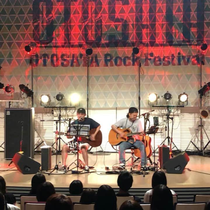 TOTALFATのインスタグラム：「2019.06.23 OTOSATA ROCK FESTIVAL  Jose & Kubotyでアコースティック出演🔥 Kubotyが歌った奇跡のアコースティックLIVEをどうぞ💁‍♀️ (1)夏のトカゲ (2)BxAxSxMxT (3)Space Future (4)あの夏の1993/Class (5)Overdrive」