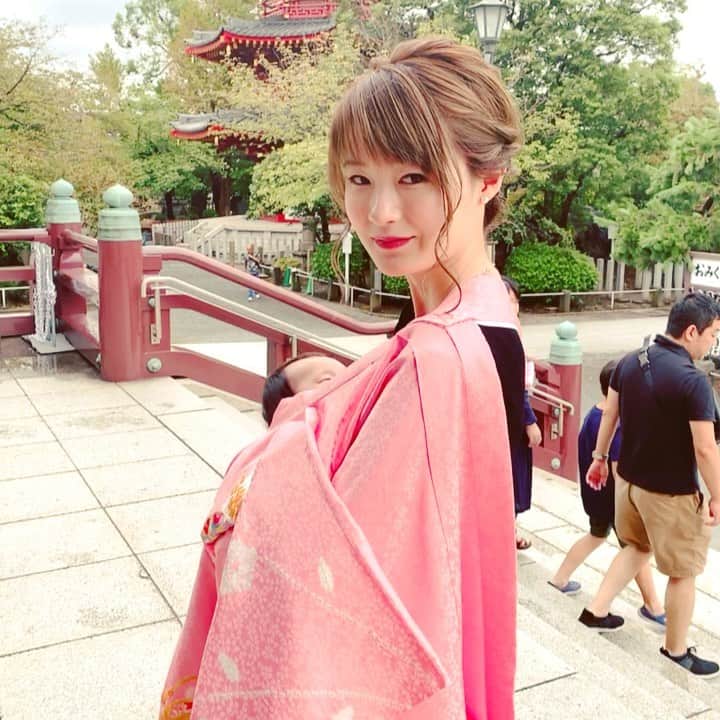 しほの涼のインスタグラム：「#お宮参り は ねじりの #シニヨン にして もらいました😌💗 ボブだから編み込み出来なかったけど、 ちゃんとふんわりしてて大満足❣️ 下に着てるワンピースは #授乳服とマタニティ服のmilktea のもの🥰 授乳がパッと出来るのにオシャレなデザインで本当に重宝しました😌 初めてのお祝い事㊗️お天気ももってくれて 恵まれてるなぁと感謝感謝です🔆  #授乳服 #授乳ワンピース #授乳コーデ #祝い着 #授乳服コーデ #赤ちゃん #お宮参りコーデ #お宮参り着物 #お宮参り記念 #暑すぎてすぐ帰る #川崎大師 #お大師様」